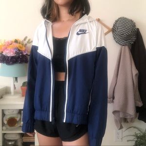 NIKE WOMANS BLUE AND WHITE WINDBREAKER💙